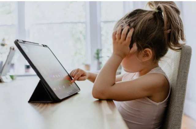 منها ضعف مهارات التعلم.. دراسة تحذر من إفراط الأطفال في النظر لشاشات الهواتف