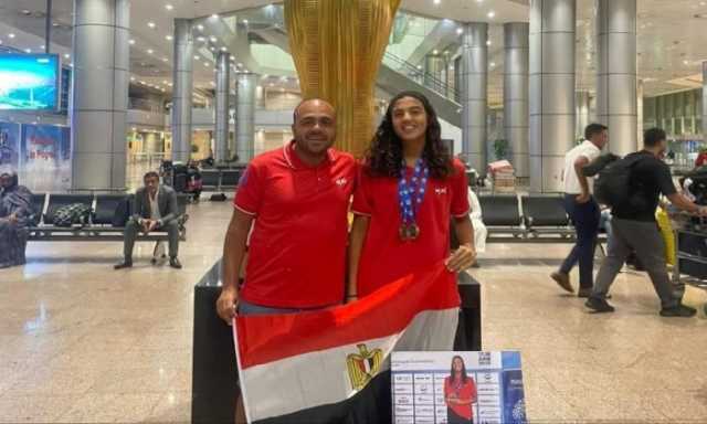حققت 4 أرقام قياسية في بطولة العالم للزعانف.. مدير الشباب ببورسعيد يُهنئ فريدة فرج