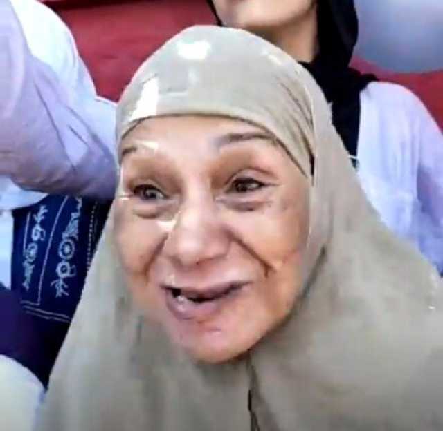 جدة صائمة تتحدى حرارة الشمس وتنتظر حفيدتها أمام لجنة الثانوية العامة بالفيوم
