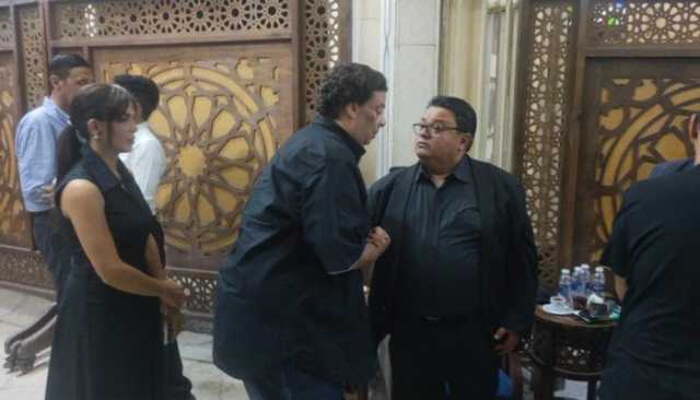 نجوم الفن يتوافدون على عزاء شقيق المخرج خالد جلال