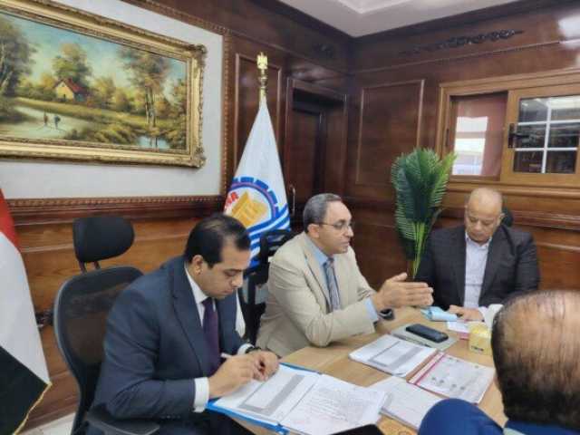 محافظ قنا يتابع جهود تقنين أراضي أملاك الدولة وملف التصالح