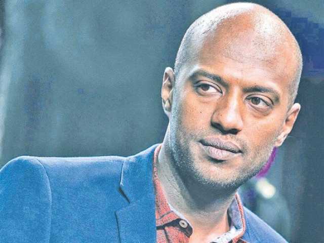 «لو عطست هتشلّ».. أمير صلاح الدين يتصدر التريند بعد الكشف عن مرضه النادر