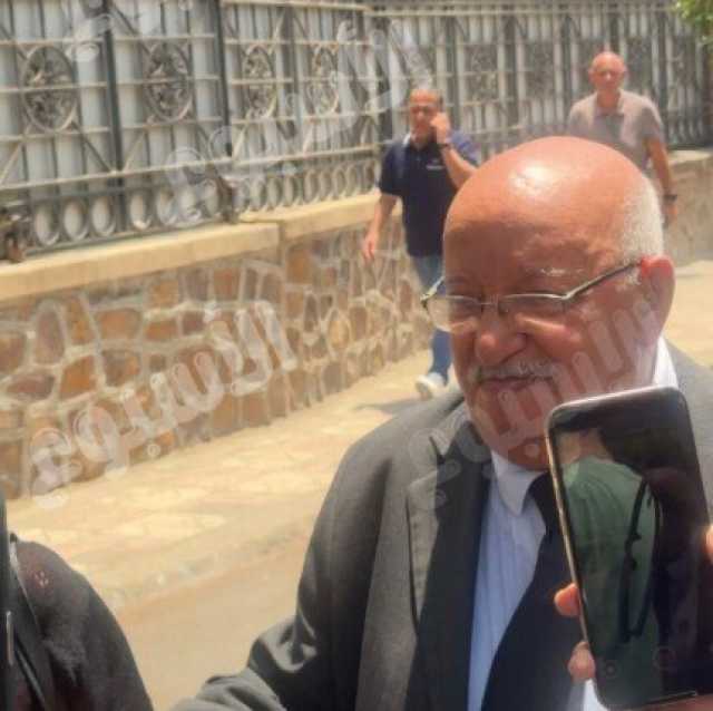 شقيق الفنان لطفي لبيب يظهر لأول مرة خلال صلاة الجنازة «صور»