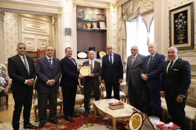 المستشار عاصم الغايش يستقبل وفدا لتهنئته بمنصبه الجديد