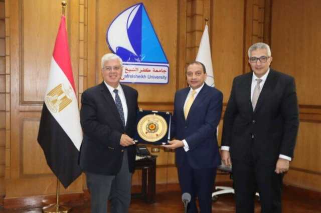 وزير التعليم العالي يكرم الدكتور منصور حسن لمجهوداته خلال فترة رئاسته لجامعة بني سويف