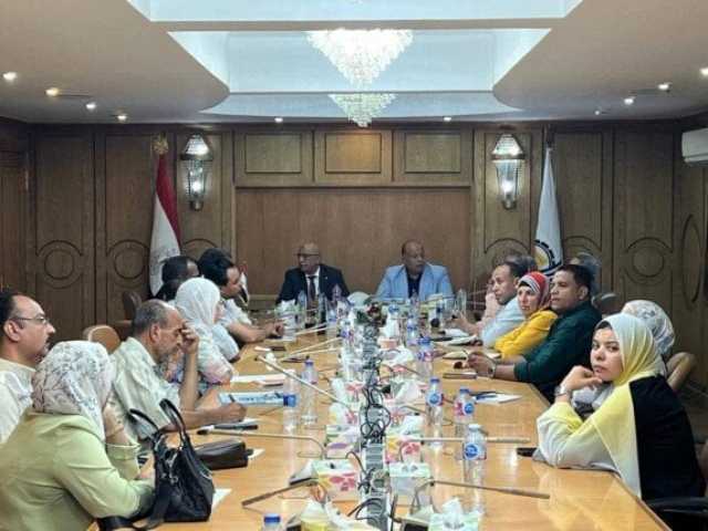 سكرتير عام مساعد قنا ومدير الصحة يناقشان خطة التصدي لأمراض الصيف