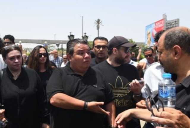 أبرزهم أحمد رزق.. نجوم الفن يساندون خالد جلال في جنازة شقيقه