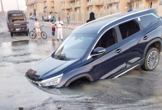 هبوط أرضي مفاجئ يبتلع سيارة بالمنيا الجديدة والسبب انفجار ماسورة مياه