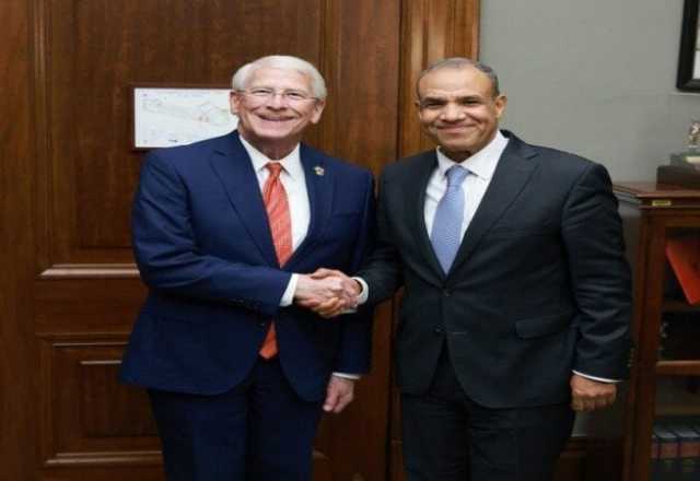 «عبد العاطي» يستعرض مع سيناتور أمريكي جهود مصر لدعم الاستقرار بالشرق الأوسط