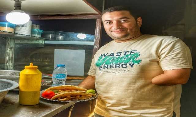 مهند يحوّل إعاقته إلى مشروع للمأكولات البحرية في قلب الإسكندرية