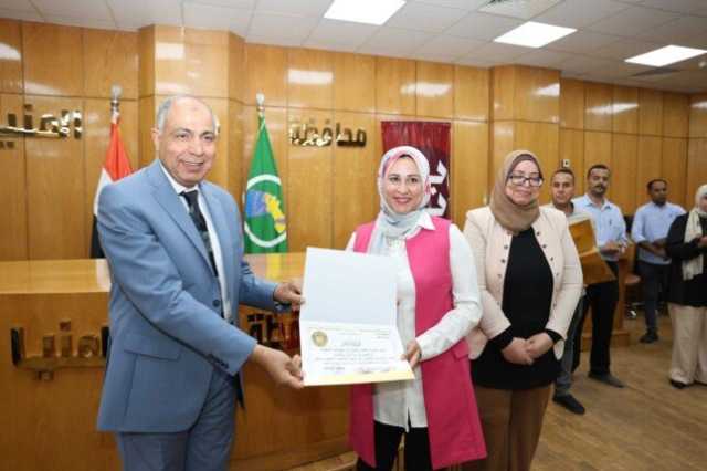 محافظ المنيا يكرم خريجات التدريب المهني ويسلم ماكينات خياطة للأوائل
