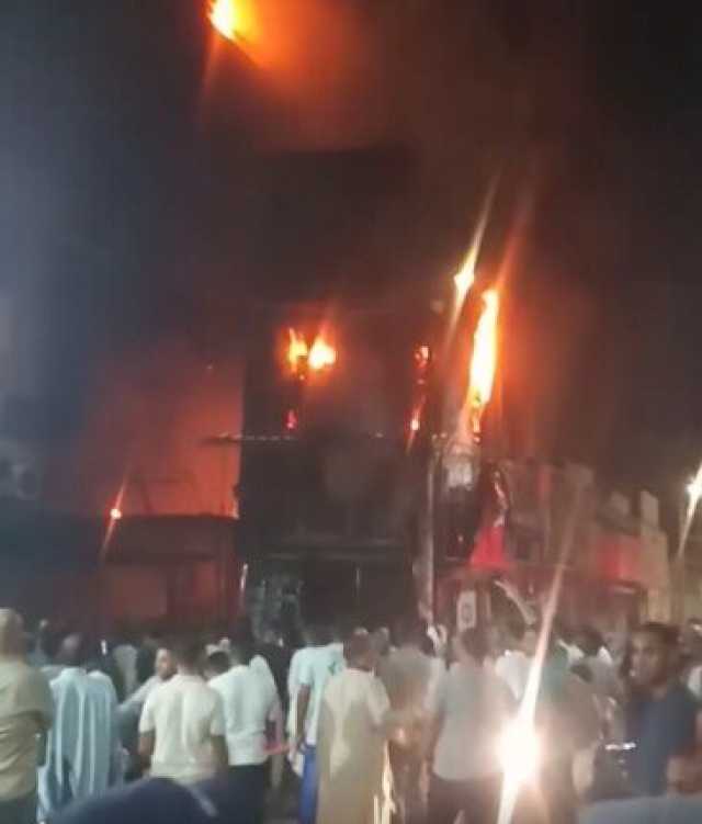 حريق هائل يلتهم محلين وشقة سكنية بملوي المنيا.. خسائر مادية كبيرة
