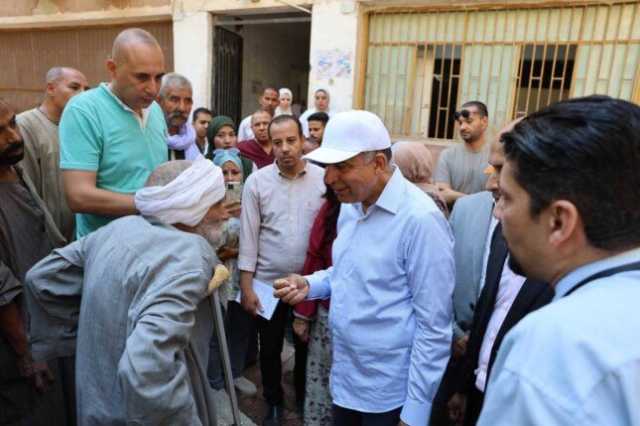 لفتة إنسانية.. محافظ المنيا يوجه بتوفير كرسي متحرك لمريض خلال جولته بمستشفى الفكرية المركزي بأبوقرقاص