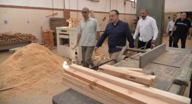 محافظ أسيوط يتفقد مبادرة إعادة تدوير الرواكد الخشبية بمدرسة الزخرفية