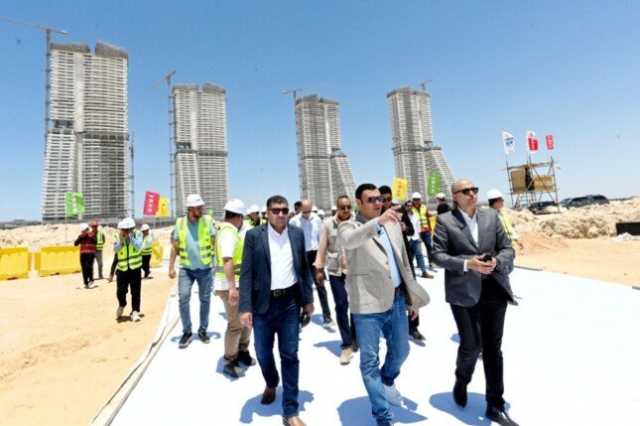 وزير الإسكان يتفقد أبراج «الداون تاون» وبحيرات «كريستال لاجون» بمدينة العلمين الجديدة