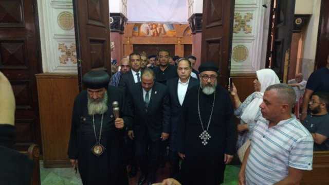 محافظ بورسعيد يقدم واجب العزاء في القمص بطرس الجبلاوي