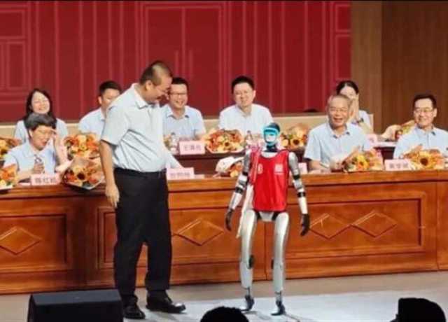 روبوت يُشارك في حفل تخرج مدرسة ثانوي في الصين | صور