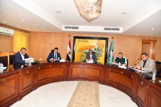 محافظ الفيوم يتابع ملفات تقنين أراضي الدولة والتصالح ويوجه بتسريع وتيرة العمل