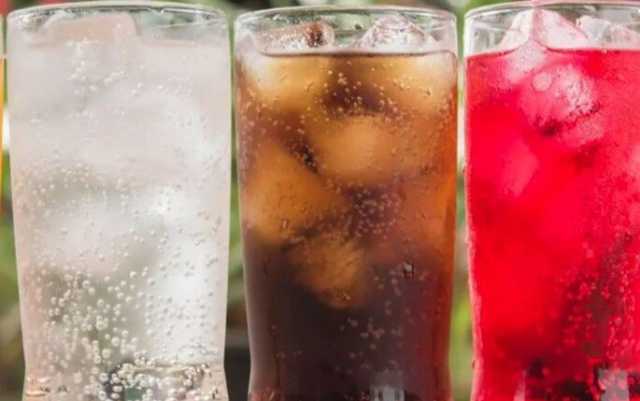 أبرزها تكوّن الحصوات على الكلى.. 5 أضرار لـ تناول المشروبات الغازية
