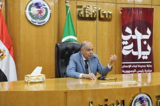 محافظ المنيا يلتقي عدداً من العاملين بالتربية والتعليم لبحث مطالبهم
