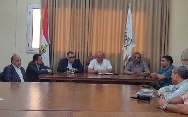 محافظ بني سويف يناقش تقنين وتنمية مشروعات تدوير البلاستيك بقرى مركز إهناسيا