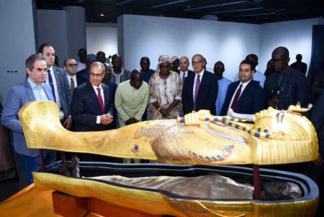 وزير الخارجية يهدي مستنسخًا لـ مومياء وتابوت الملك توت عنخ آمون إلى متحف الحضارات الإفريقية في داكار