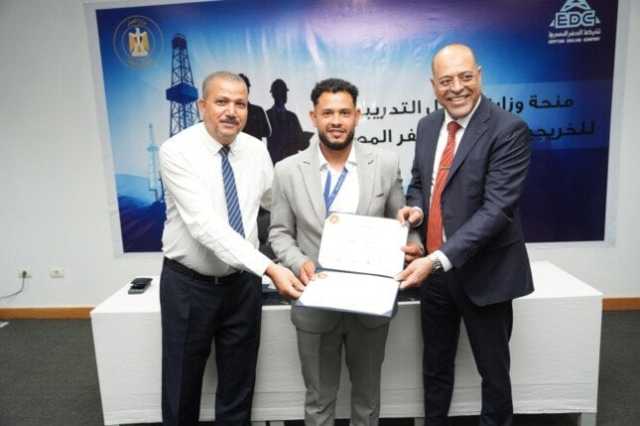 وزير العمل يسلم 62 شهادة لخريجي دورات تدريب مجانية بمجالات الخدمات البترولية