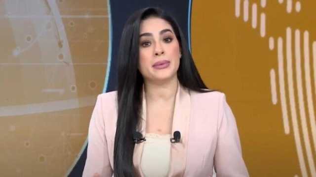 مشهد يؤكد الخيانة.. «إخواني» يرفع العلم الإسرائيلي أمام السفارة المصرية في تل أبيب