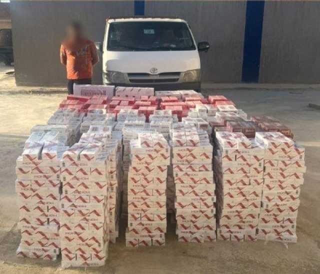 القبض على شخص عُثر بحوزته 28 ألف عبوة سجائر مهربة جمركيا