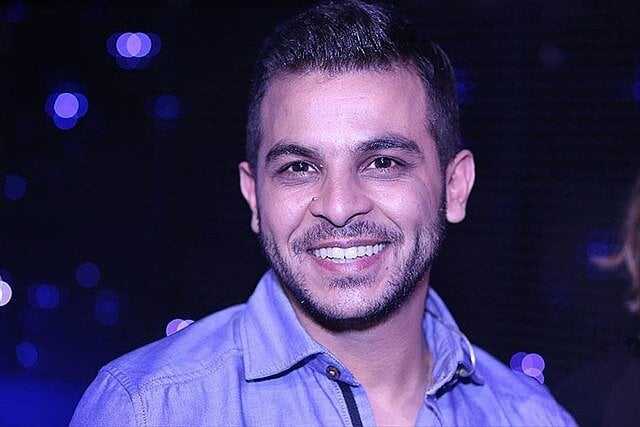 «يا أجمل هدية من ربنا».. محمد رشاد يشارك محبيه صورة من حفل خطوبته