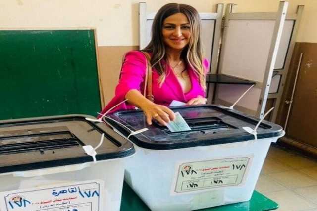 الإعلامية دينا عبد الكريم تدلى بصوتها فى انتخابات الشيوخ