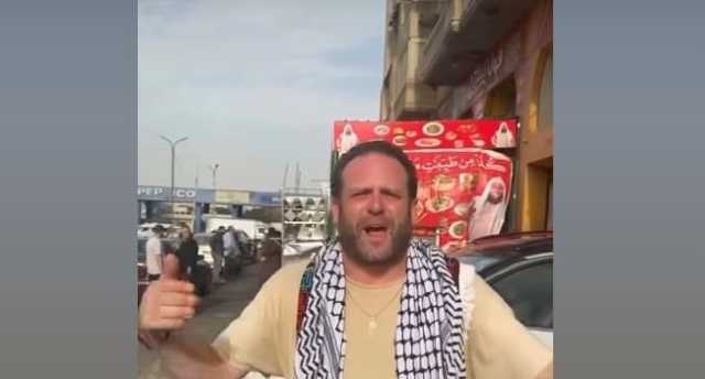 ممثل أمريكي خلال زيارته لـ مصر بـ«الكوفية»: من الجميل سماع الأذان «فيديو»