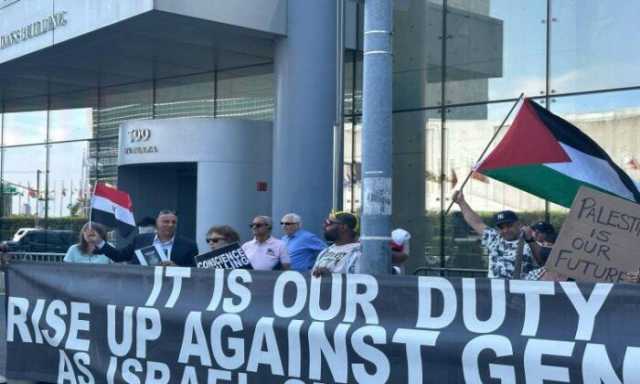 بمشاركة فلسطينيين ونشطاء أجانب.. وقفة تضامنية في نيويورك دعما لموقف مصر تجاه غزة| صور