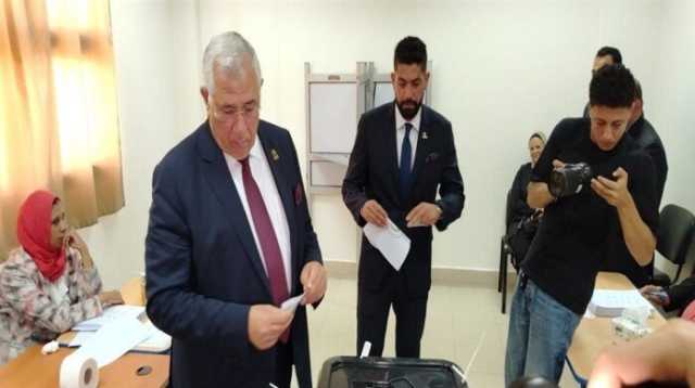 الأمين العام لحزب الجبهة الوطنية يدلي بصوته في انتخابات مجلس الشيوخ