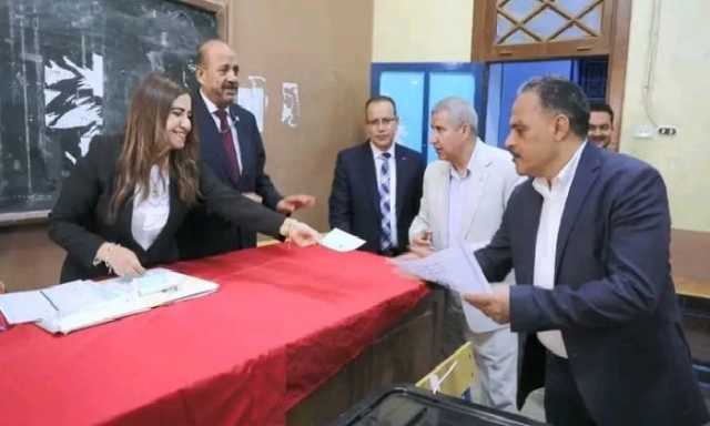 محافظ الشرقية يدلي بصوته في انتخابات مجلس الشيوخ