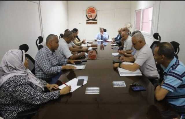 رئيس جامعة جنوب الوادي يناقش استعدادات المدن الجامعية لاستقبال الطلاب