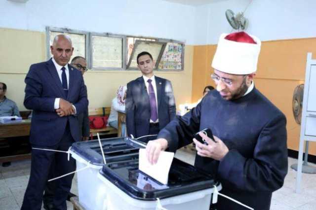 وزير الأوقاف يدلي بصوته في انتخابات الشيوخ 2025