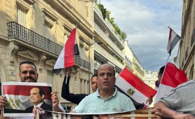 أقوى رد على الجماعة الإرهابية.. «مصريون» ينظمون وقفة في باريس تأييدا للرئيس السيسي