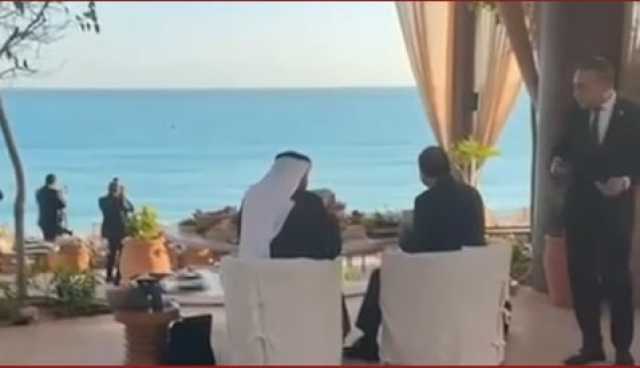 الرئيس السيسي والشيخ محمد بن زايد يتناولان الإفطار على شاطئ البحر في العلمين