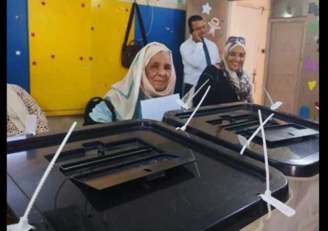 انتخابات مجلس الشيوخ 2025.. كبار السن يتحدون حرارة الجو بمصر الجديدة