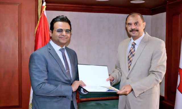 في سابقة هي الأولى من نوعها.. محافظ سوهاج يكرم العاملين بالصحة بعد إنجاز تاريخي