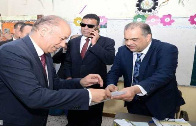رئيس جامعة المنصورة يُدلى بصوته فى انتخابات مجلس الشيوخ ويؤكد: المشاركة مسئولية مجتمعية