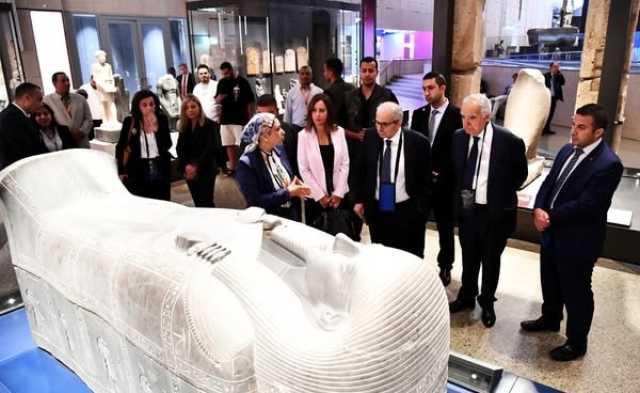 رئيس وزراء لبنان يشيد بعظمة الآثار المصرية خلال زيارته للمتحف الكبير