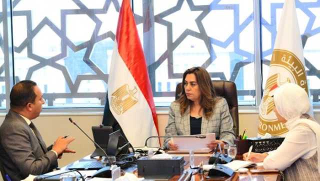 منال عوض توجه بتكثيف جهود تحسين الوضع البيئي لمصرف المحيط بالمنيا