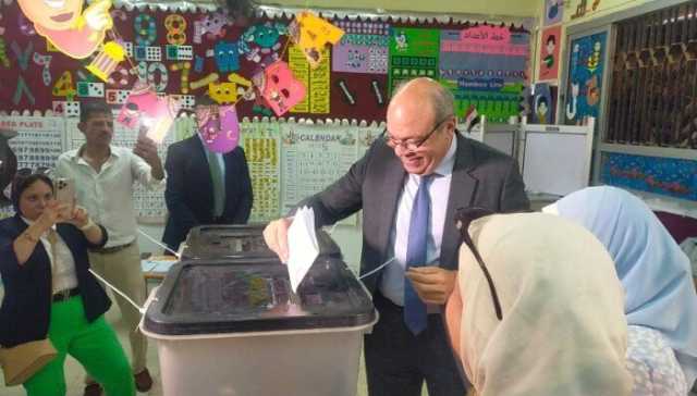 وزير الطيران يدلي بصوته في انتخابات الشيوخ 2025 بمصر الجديدة