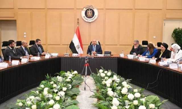 وزير الصناعة يبحث سبل توطين مكونات السيارات مع كبار المستثمرين