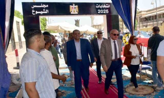 محافظ الأقصر يتفقد لجنة مدرسة وادى الملكات الابتدائية بانتخابات الإعادة لمجلس الشيوخ