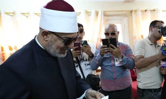مفتي الجمهورية يُدلي بصوته في انتخابات الشيوخ باللجنة 107 بكفر الشيخ