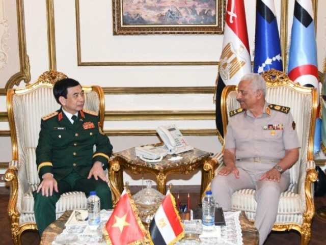 الفريق أول عبد المجيد صقر يلتقي وزير الدفاع الفيتنامي