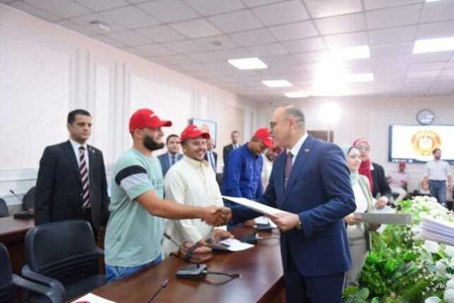 «جبران» يسلم عقود جديدة لكوادر مصرية للعمل بشركة مقاولات في «البوسنة والهرسك»